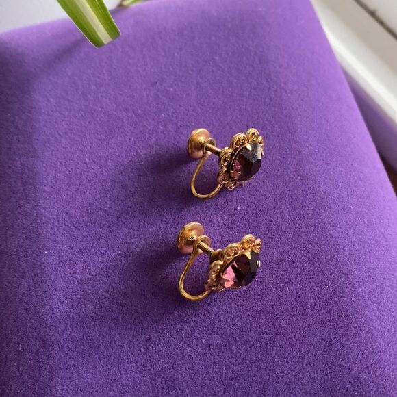 💛 Antique Gold Plated Purple Paste Screwback Earrings - Picture 4 of 5